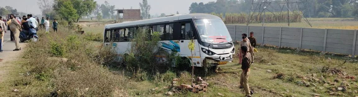 सीतापुर - ओयल के चिमनी गांव के पास प्राइवेट मिनी बस पलटी कई सवारियों के चोटिल