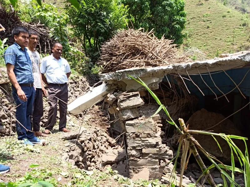 विस्फोट करने से गिरा बोल्डर, मकान क्षतिग्रस्त