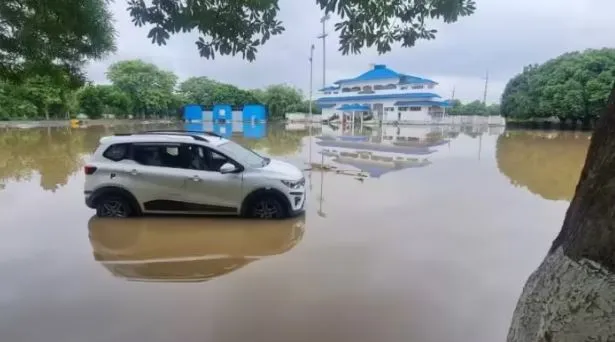 Delhi Rains: भारी बारिश के कारण दिल्ली-NCR में 9 लोगों की मौत, स्कूल बंद; IMD ने जारी किया रेड अलर्ट