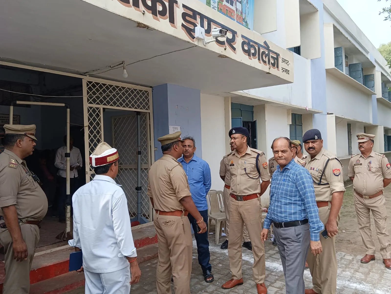  अपर पुलिस अधीक्षक उत्तरी ने गवर्नमेंट गर्ल्स इण्टर कॉलेज उन्नाव में जारी परीक्षा का निरीक्षण 