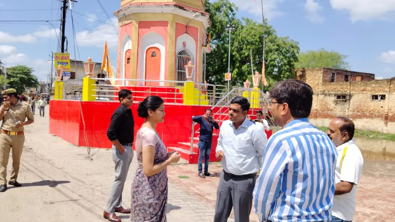 डीएम ने वंदन योजना के दृष्टिगत खाली सहाट हनुमान मंदिर का किया निरीक्षण