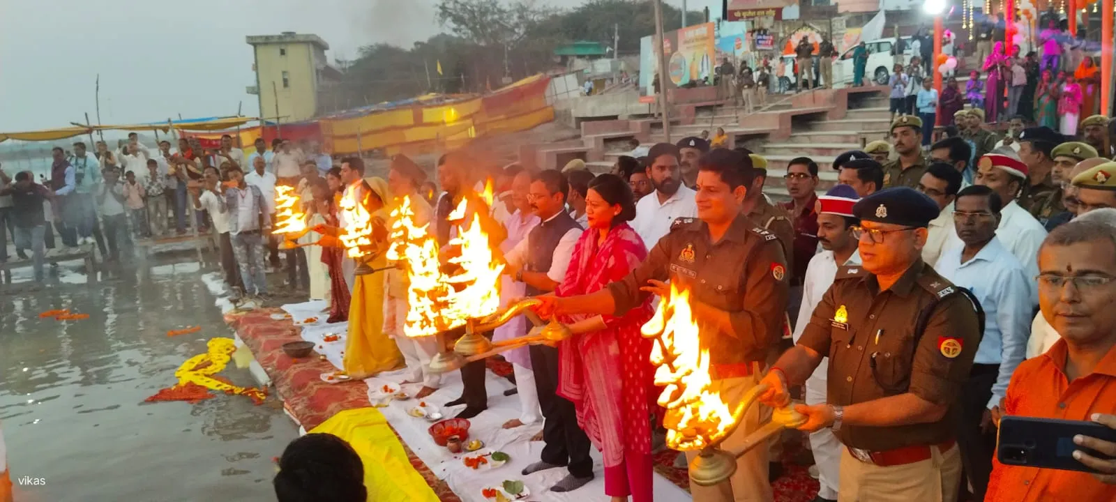 जिलाधिकारी ने गंगा आरती के साथ कार्तिक मेले/ डलमऊ महोत्सव का किया उद्घाटन