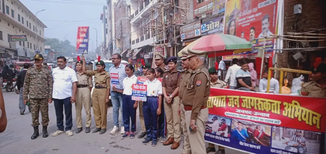 कैंप के बच्चों द्वारा गांधी नगर तिराहे से बड़े चौराहे तक यातायात जागरूकता अभियान रैली  निकाली गई