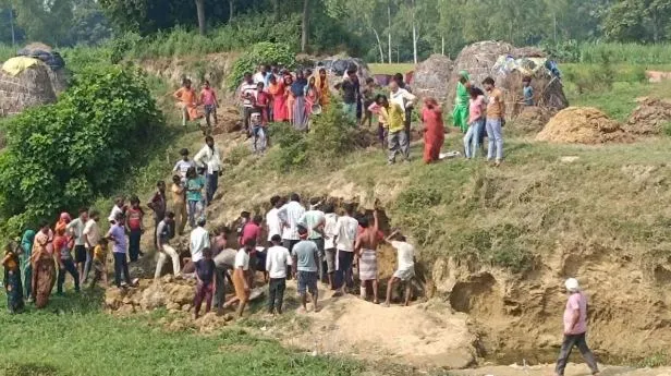 lakhimpur kheri local news : मिट्टी पलटने से पांच बच्चे दबे, मशक्कत से ग्रामीणों ने निकाला; एक की हालत गंभीर