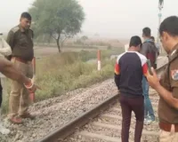 UP News: सामने से आ रही थी ट्रेन, बाइक पर ट्रैक पार करने की जल्‍दी में था युवक; 100 मीटर तक घिसटता गया वाहन