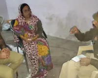 hathras local news : शादी के लिए चूड़ियां लेकर लौटी महिला को युवकों ने सुंघाया रुमाल, होश आया तो थाने पहुंच सुनाई आपबीती!