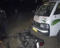 eta local news : एटा में दरगाह के निकट जमीन को लेकर बवाल, एक मैक्स और आधा दर्जन बाइकों में तोड़फोड़, पुलिस ने खदेड़े बवाली