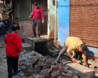 chandauli local news : यूपी के इस जिले में चौथे दिन भी अतिक्रमण पर गरजा बुलडोजर, चैंबर हटाने के विरोध में सड़क पर उतरे अधिवक्ता