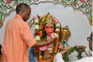 गोरखनाथ मंदिर में हनुमान जी के दोनों विग्रहों के समक्ष सीएम योगी ने की लोकमंगल की प्रार्थना