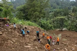   इंडोनेशिया के सुलावेसी द्वीप में भारी बारिश के चलते आई आपदा, कुछ मिट्टी में दबे; 20 की मौत