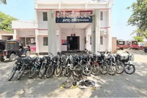 Hathras news : 15 मोटरसाइकिल सहित तीन वाहन चोर गिरफ्तार फर्जी नंबर प्लेट लगाकर इंजन कर रहे थे व्यापार