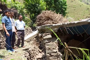 विस्फोट करने से गिरा बोल्डर, मकान क्षतिग्रस्त