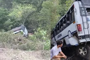 आतंकियों ने शिव खोड़ी से वापस लौट रही बस को बनाया निशाना, गहरी खाई में गिरा वाहन