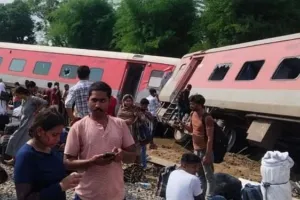 Gonda Train Accident : यूपी के गोंडा में रेल पटरी से पांच डिब्बे उतरे ,3 की मौत 14 जख्मी