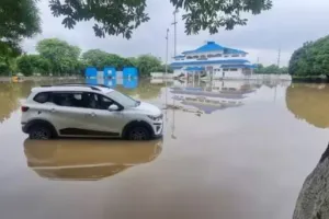 Delhi Rains: भारी बारिश के कारण दिल्ली-NCR में 9 लोगों की मौत, स्कूल बंद; IMD ने जारी किया रेड अलर्ट