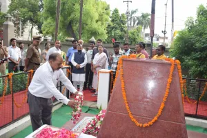  लखीमपुर में स्थापित शहीद स्तम्भ पर  शहीदों को पुष्पांजलि अर्पित 