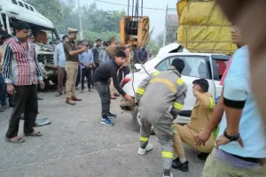 Ayodhya Accident: अयोध्या-लखनऊ हाईवे पर भीषण हादसा, दो युवत‍ियों समेत 3 लोगों की मौत; 17 घायल