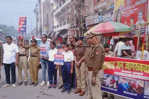 कैंप के बच्चों द्वारा गांधी नगर तिराहे से बड़े चौराहे तक यातायात जागरूकता अभियान रैली  निकाली गई