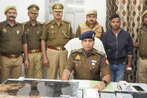 etawah local news : शातिर चोर की पुलिस से मुठभेड़; जवाबी कार्रवाई में आरोपी के पैर में लगी गोली, बरामद हुआ ये सामान