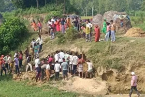 lakhimpur kheri local news : मिट्टी पलटने से पांच बच्चे दबे, मशक्कत से ग्रामीणों ने निकाला; एक की हालत गंभीर