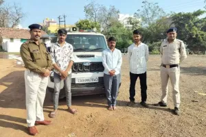 Raipur Breaking: नकली पुलिस को असली पुलिस ने पकड़ा