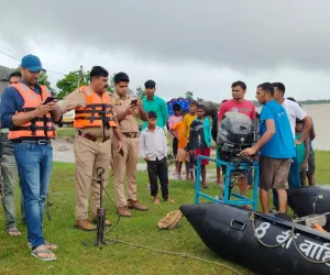 शारदा नदी के तट पर पहुंची एनडीआरएफ की टीम के साथ मौजूद