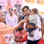 Yogi meets flood-hit families in Chitrakoot, hands over relief aid | Lucknow News