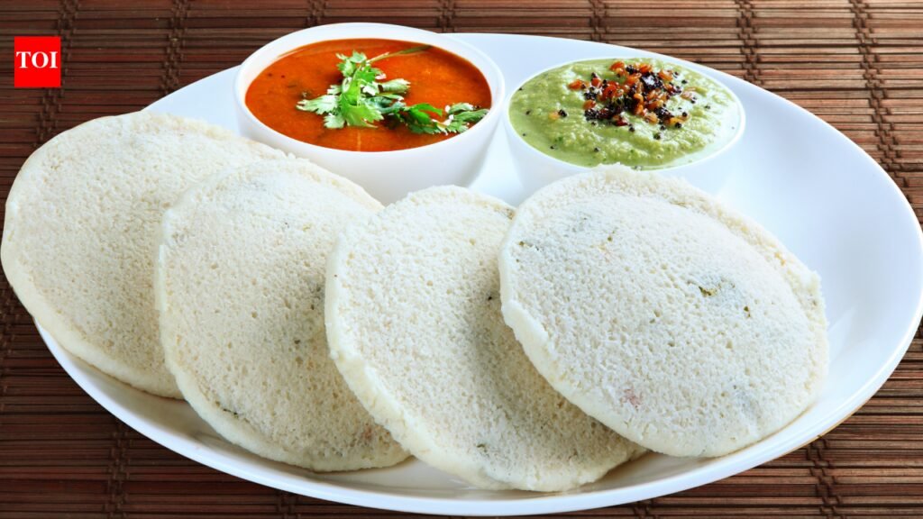 Easy step-by-step recipe to make fluffy Karnataka plate idlis
