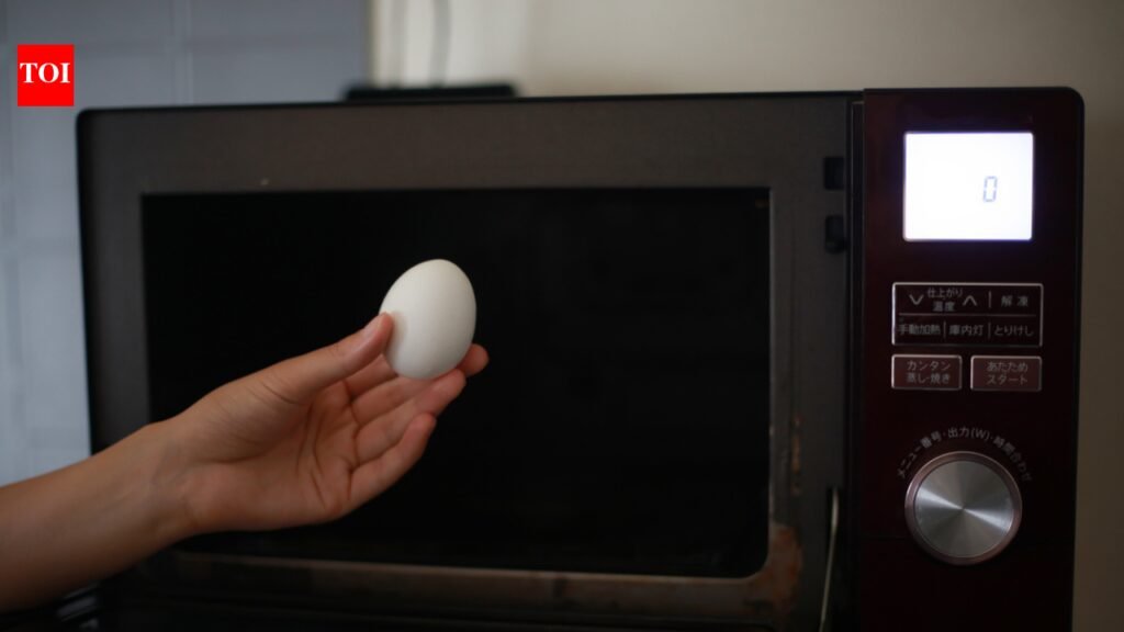 How to cook eggs in a microwave