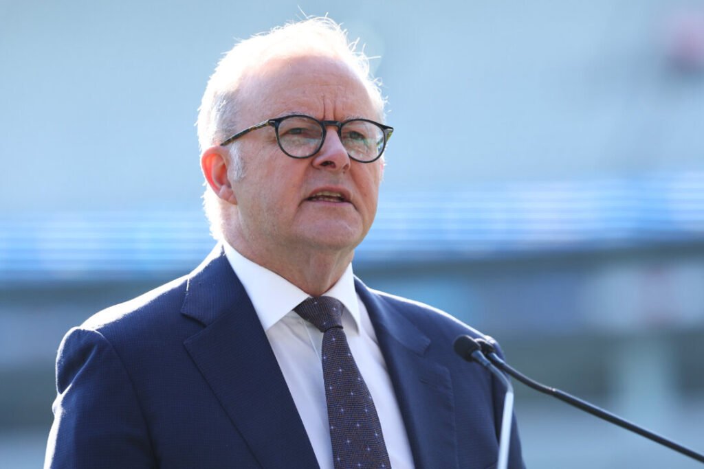 PM Spruiks Social Ban, Airs AI Risks With Ex-Apple Head